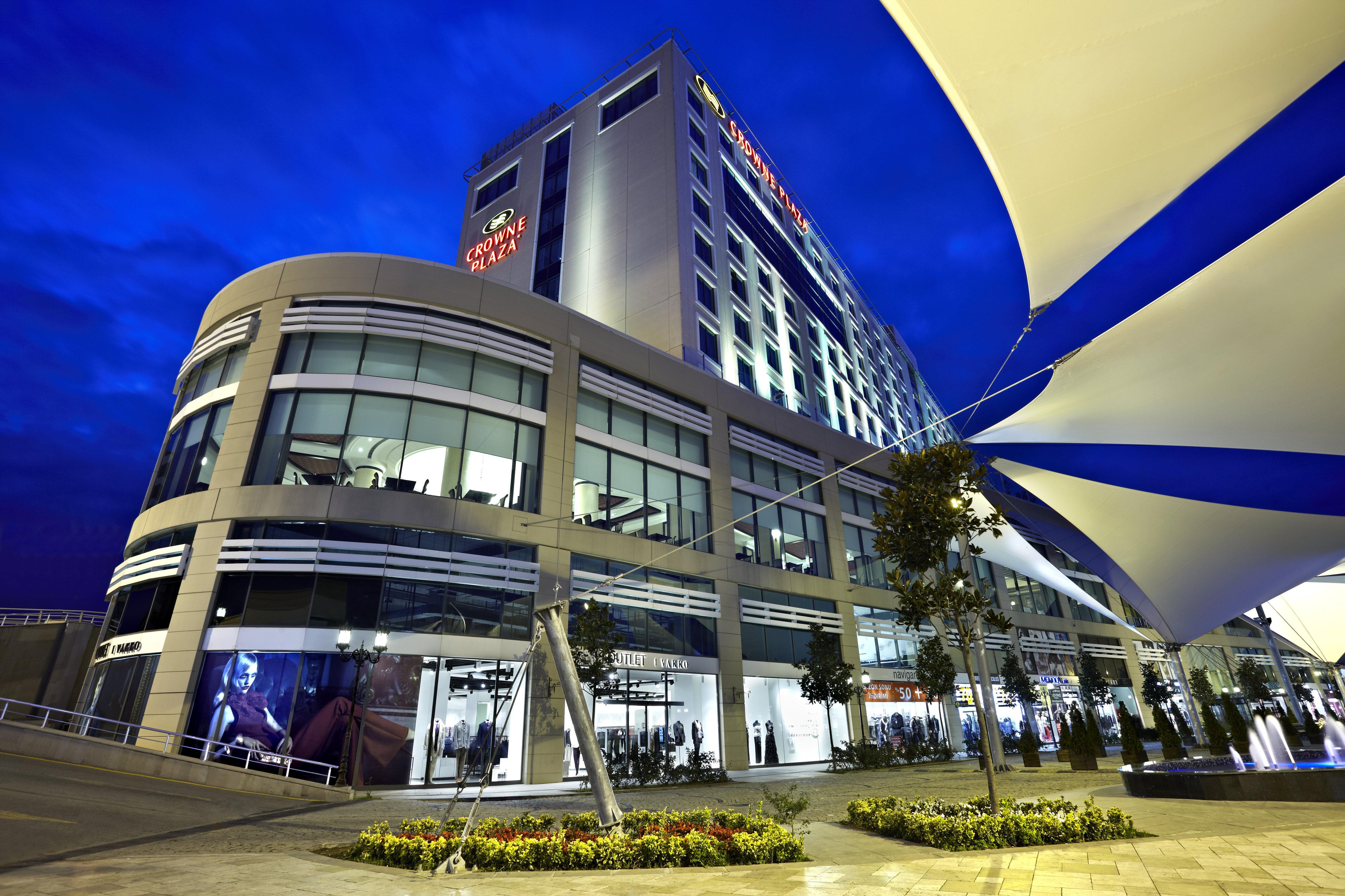 Crowne Plaza Istanbul Asia By Ihg Exterior foto The hotel at night