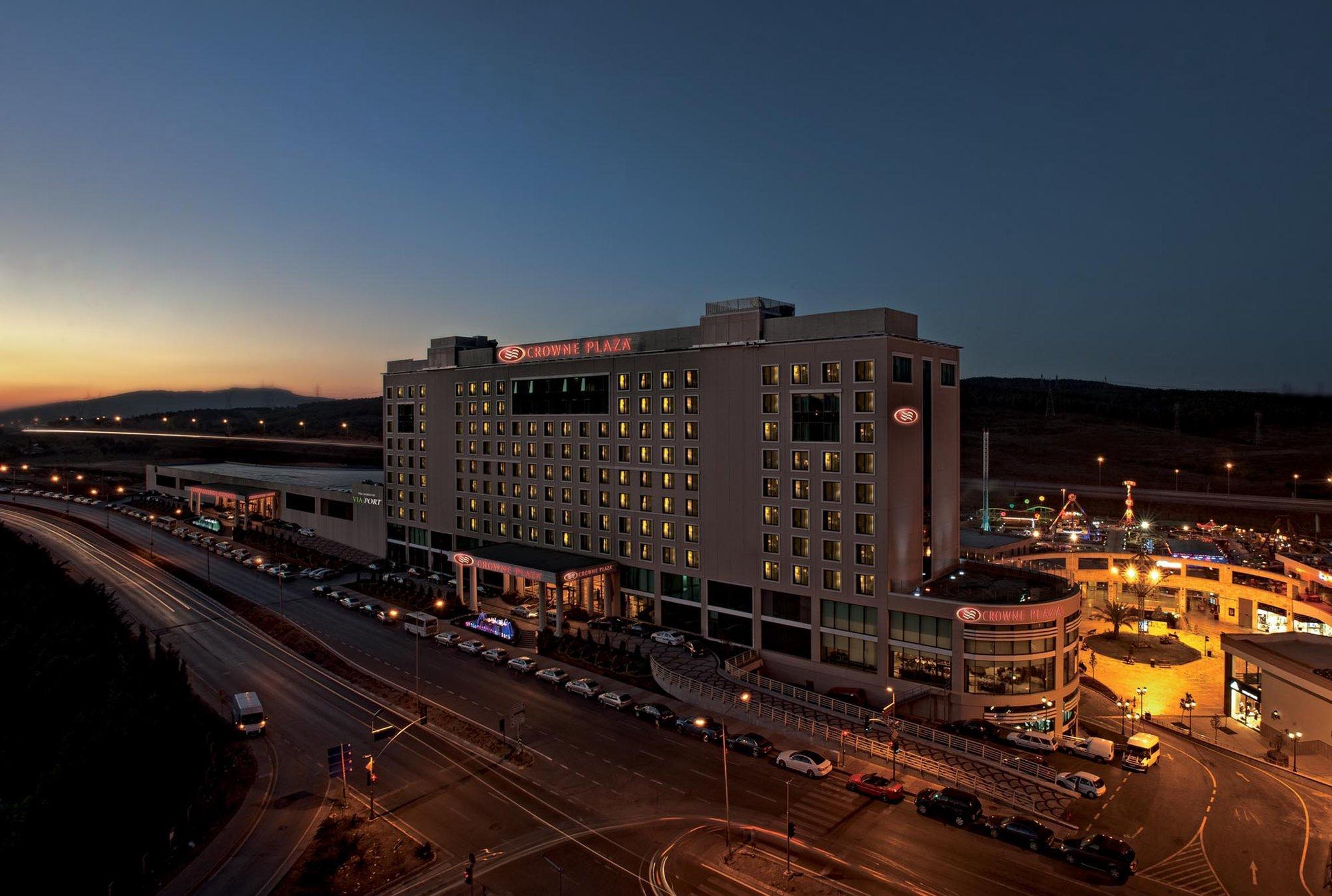 Crowne Plaza Istanbul Asia By Ihg Exterior foto The terminal at night